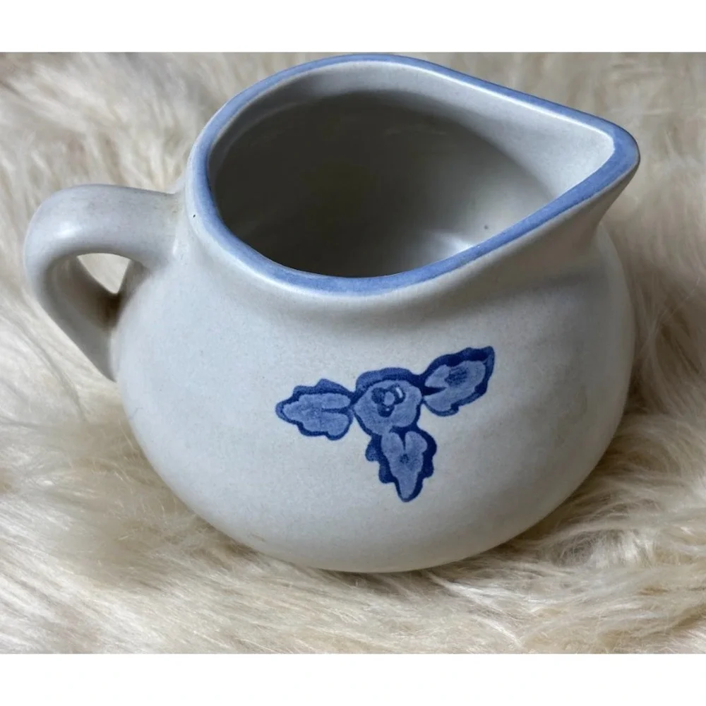 Vintage Pfaltzgraff Yorktowne‎ Creamer Gravy Boat Blue White Stoneware 444T